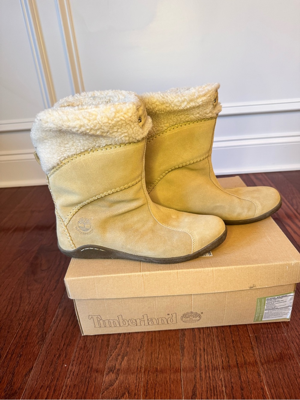 Women’s Timberland Shearling-Lined Suede Boots in Light Tan sz 9